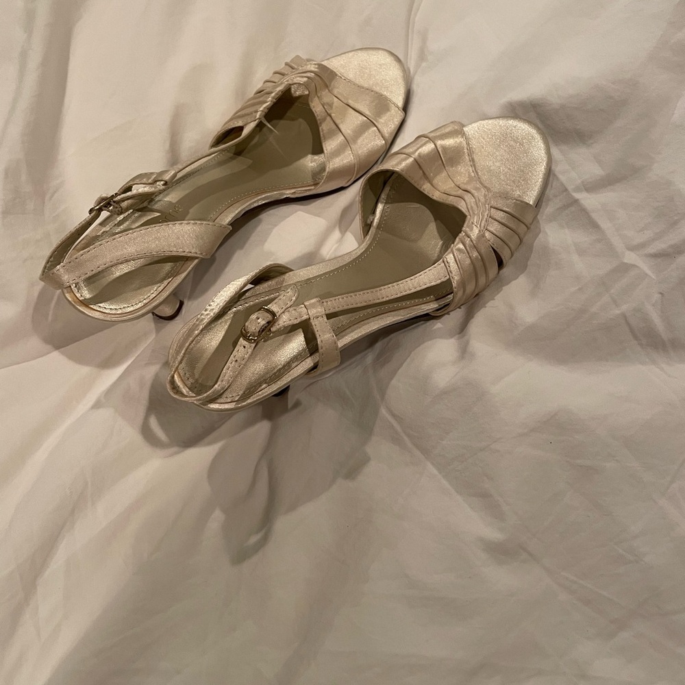 Liz Claiborne Champagne Silk Shoes - Size 8.5 - Great Condition